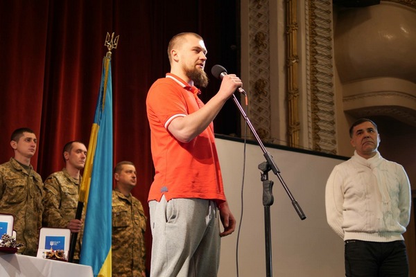 Георгий Тука: Когда на сцену за орденом поднимаются дети погибших патриотов, у меня в горле ком (фото)