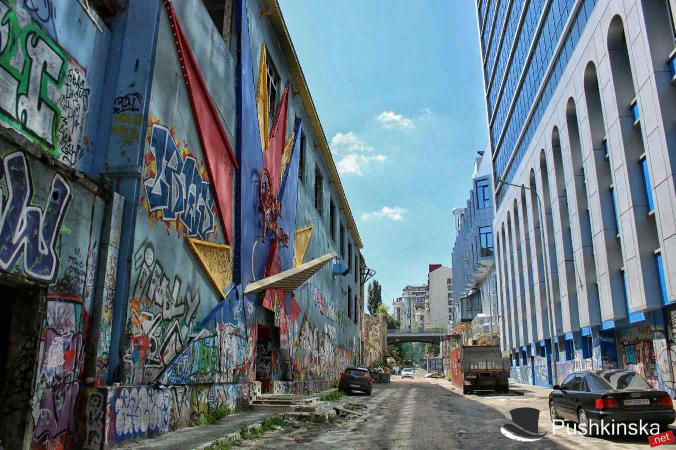 «Хай-тек» и «хай так»: контрасты Деволановского спуска. Фоторепортаж