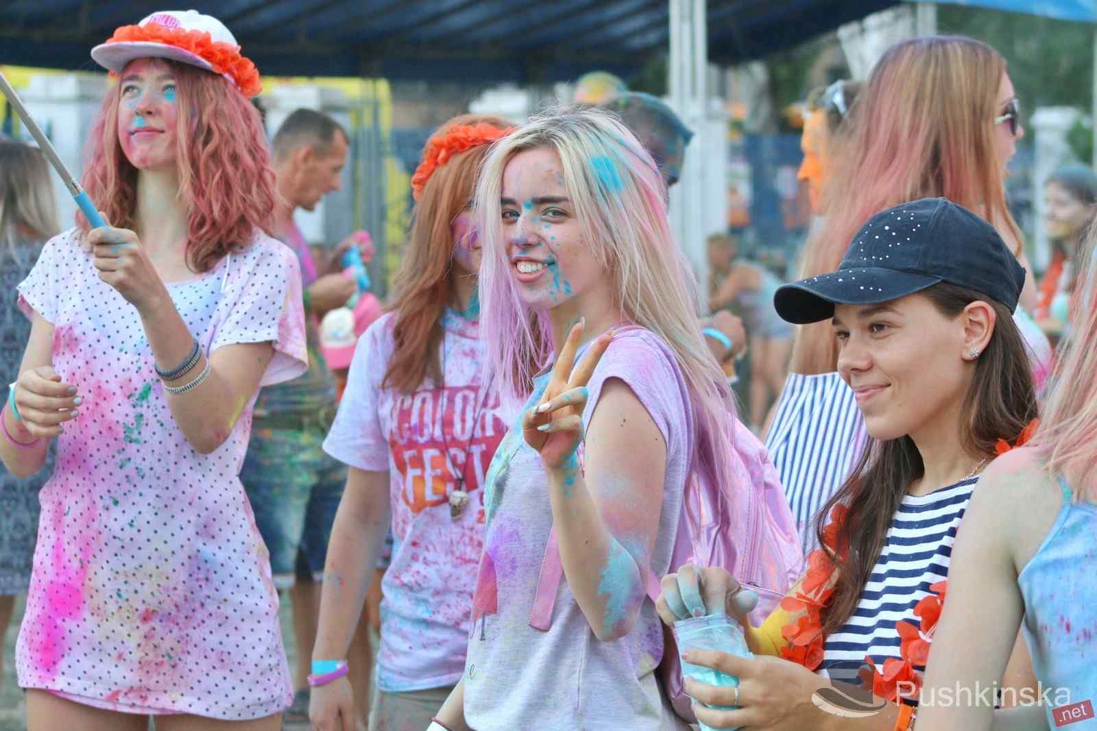 Краски, селфи и вода из брандспойта: в Одессе во второй раз прошел «Colorfest». Фоторепортаж