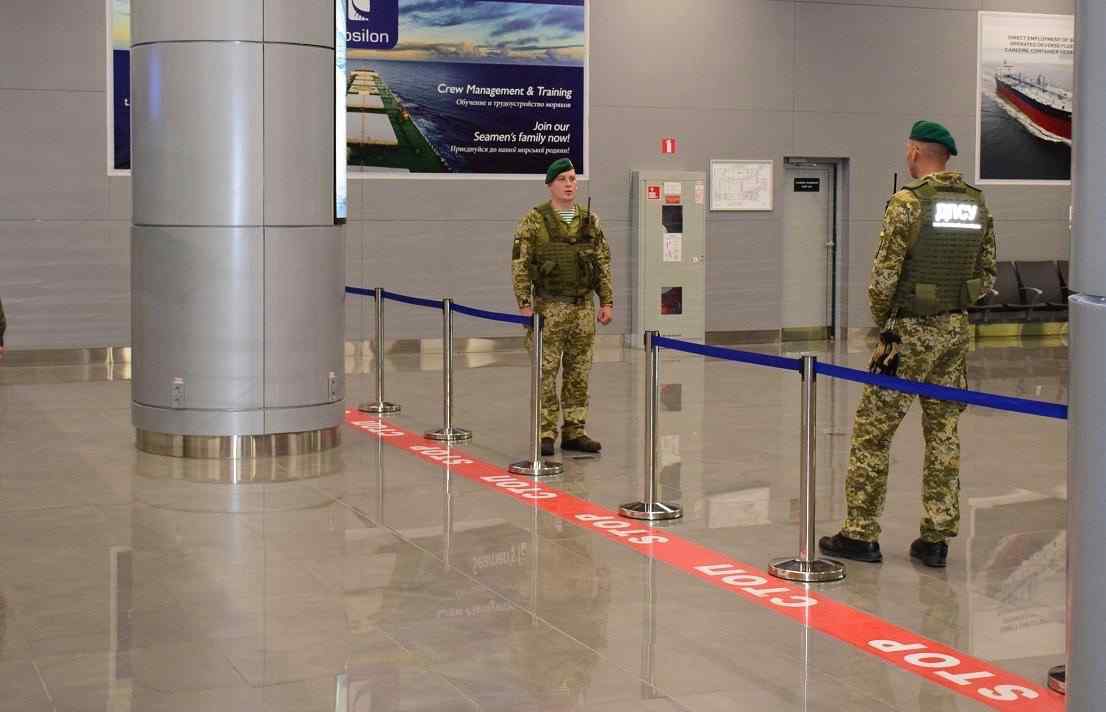 Моряки, которых полгода держали в Египте, прилетели в Одессу