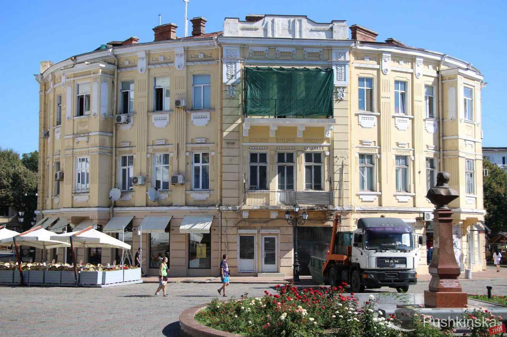На Греческой площади памятник архитектуры решили «украсить» новым балконом. Фото