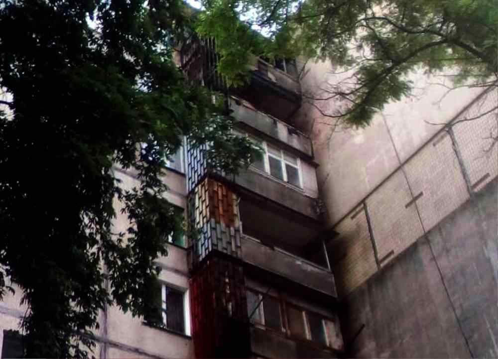 На поселке Котовского горела многоэтажка: пламя охватило два балкона