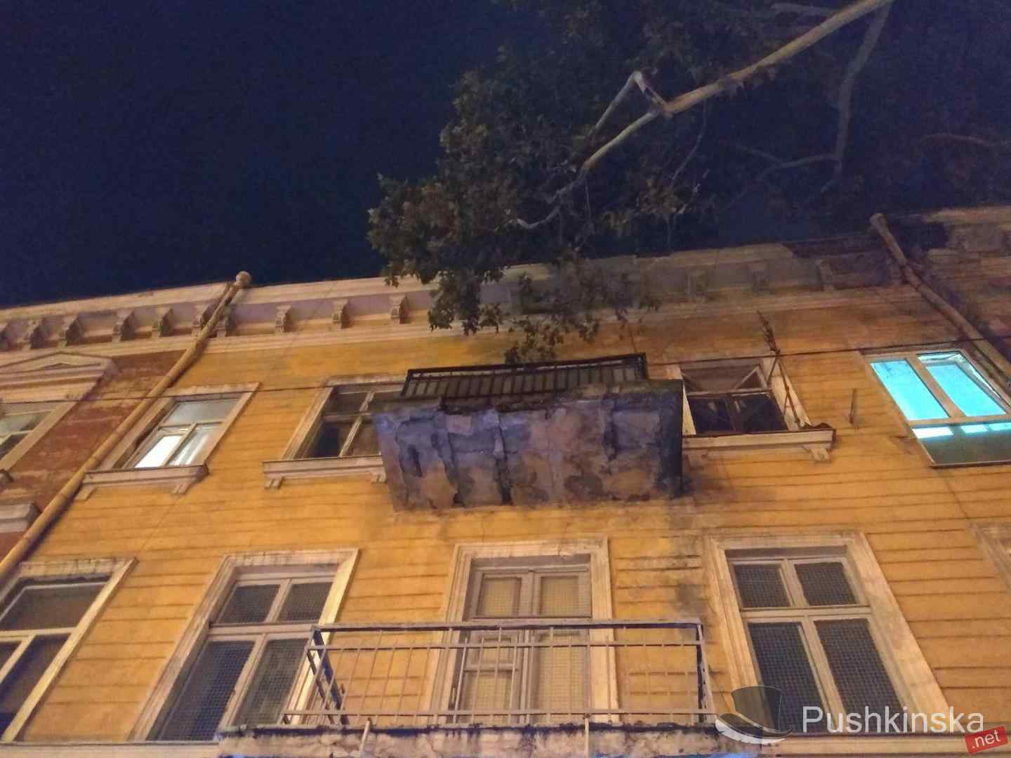На Пушкинской обвалилась часть балкона: чудом никто не пострадал. Фото