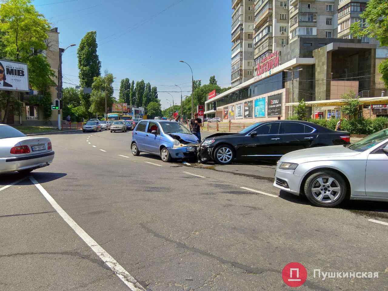 На Среднефонтанской площади в Одессе столкнулись две иномарки, есть пострадавшие. Фото