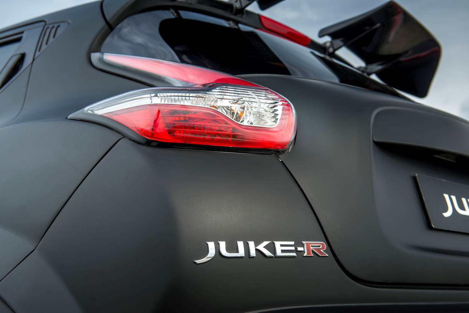 Nissan представил Juke-R с начинкой спорткара