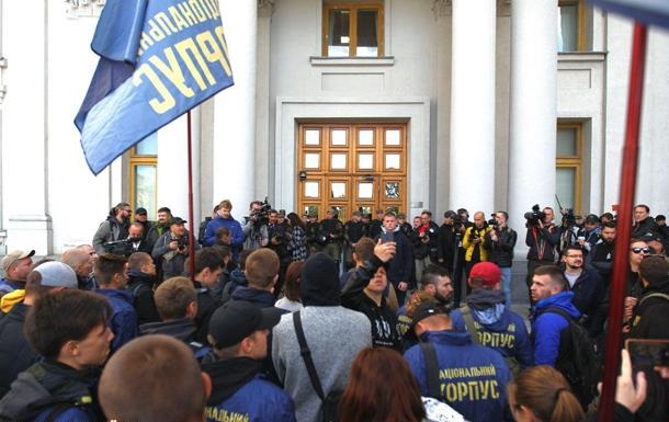 Под МИД требуют выслать венгерского консула