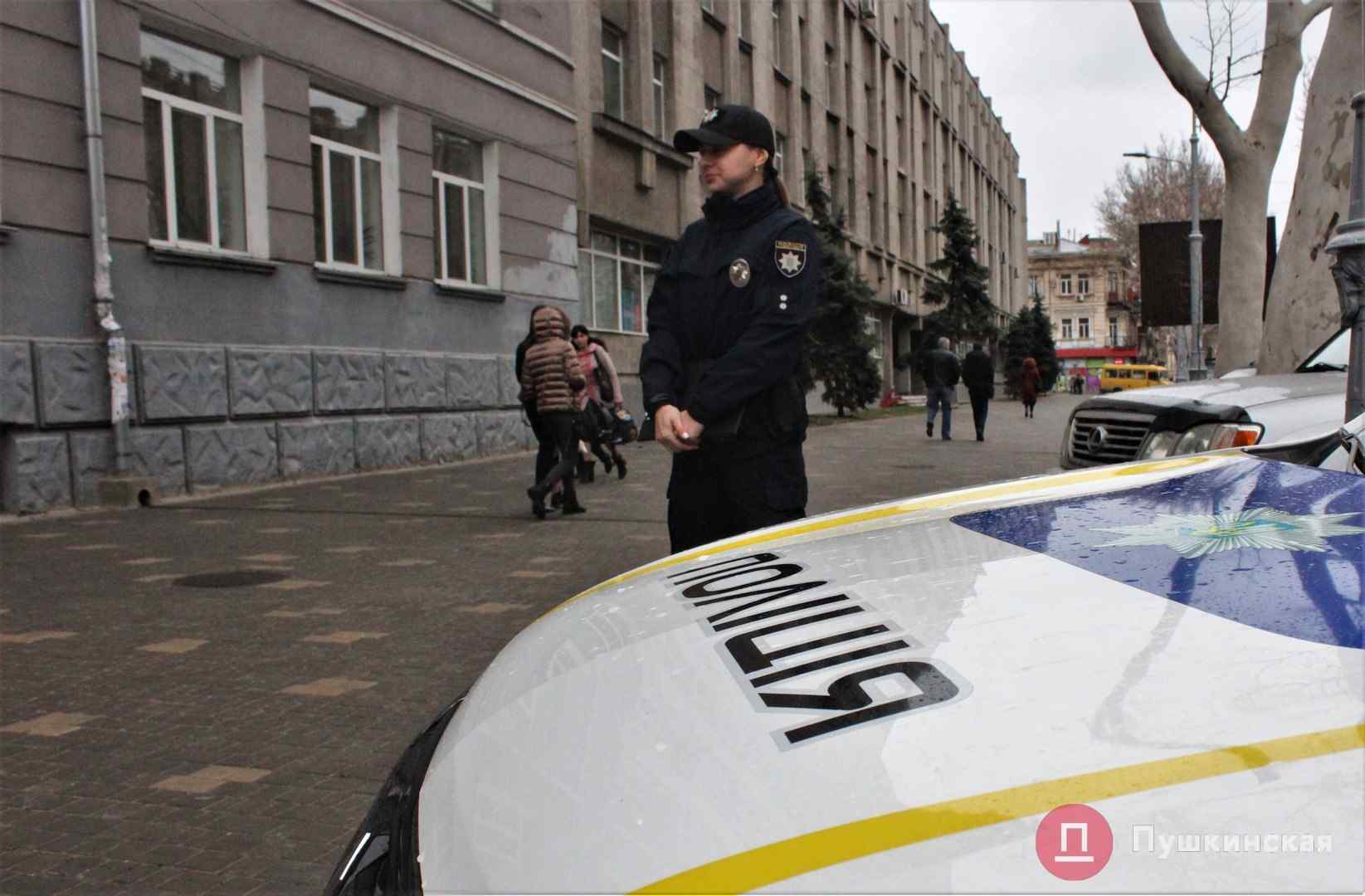 Показательная порка провалилась: водители не явились на объявленную копами войну с парковкой в центре Одессы. Фото