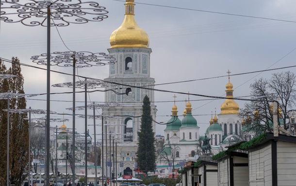 Появились фото монтажа главной елки Украины