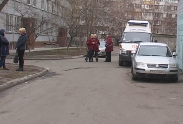 «Простите, я больше так не могу»: в столице женщина выбросила из окна своего тяжелобольного мужа (фото, видео)