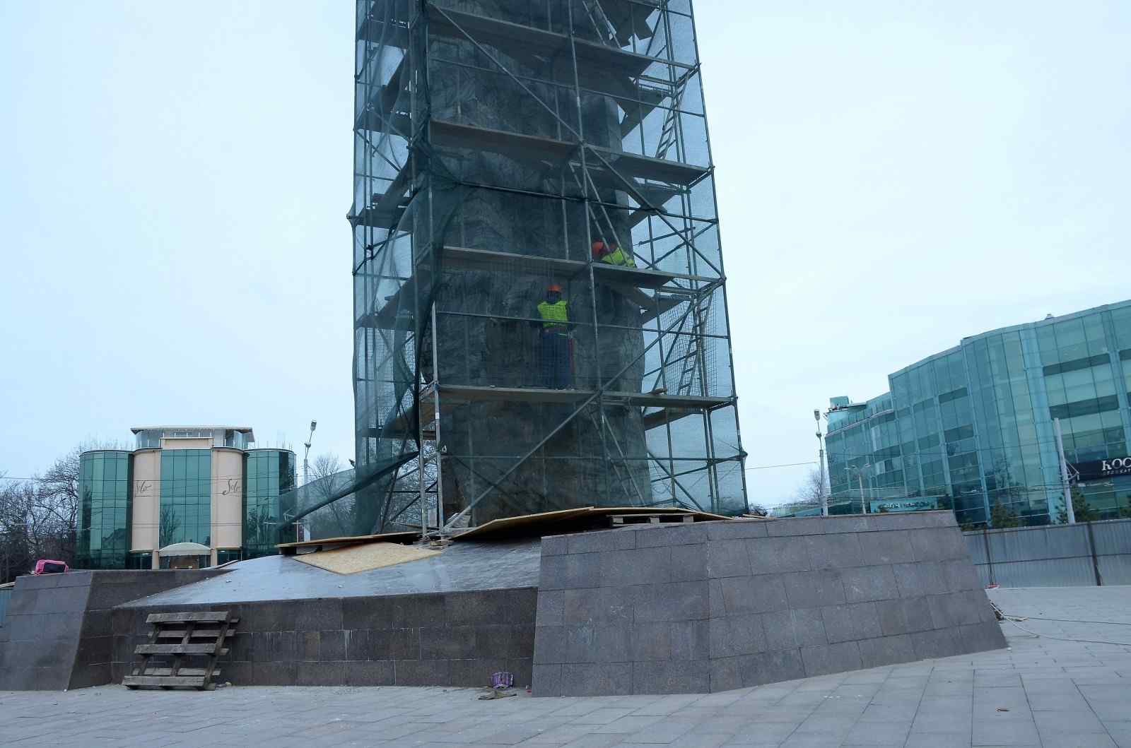 Ремонт обелиска «Крылья победы» закончат к 10 апреля. Фото