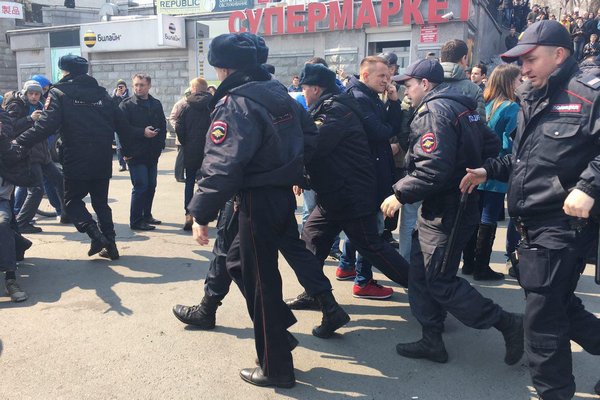 Российские силовики пакуют в автозаки участников митинга против коррупции в Кремле (фото)