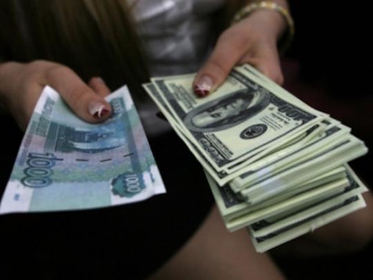 Российский рубль возобновил падение: уже 76,8 за доллар