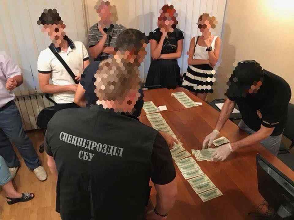 Руководитель коммунального предприятия в Одессе получила 6 тысяч долларов взятки. Фото
