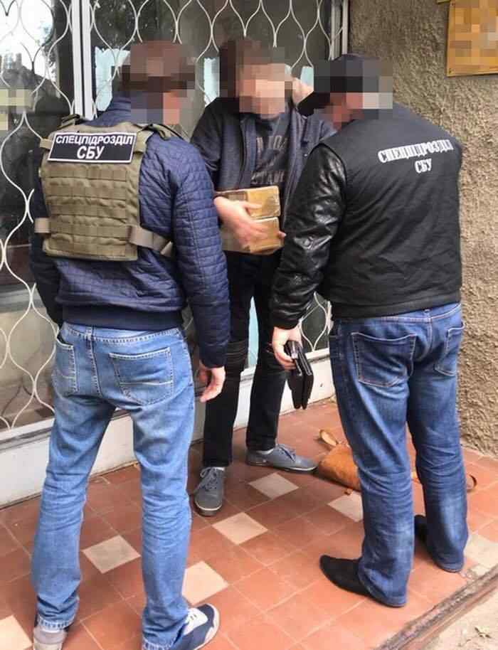 Силовики блокировали в Одессе канал контрабанды психотропных наркотиков. Фото