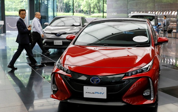 Toyota отзывает более 2,4 млн гибридных авто