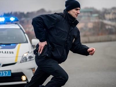В Киеве полицейские применили оружие против мужчины, угрожавшего им ружьем