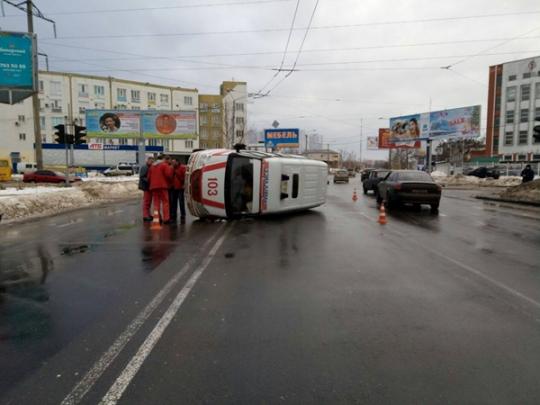 В Одессе машина «скорой» попала в аварию и перевернулась (фото)