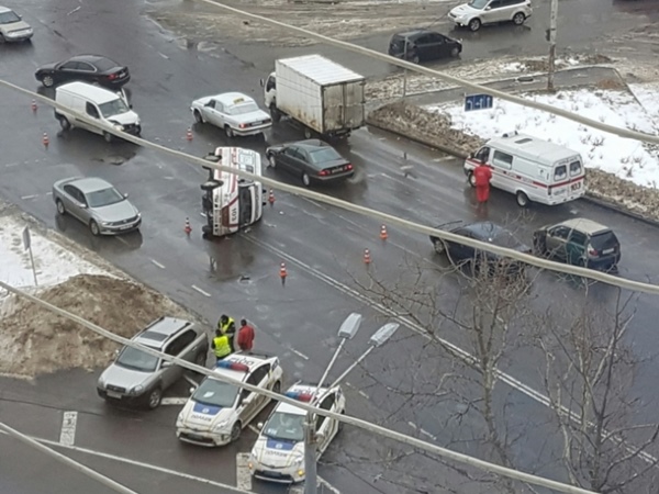 В Одессе машина «скорой» попала в аварию и перевернулась (фото)