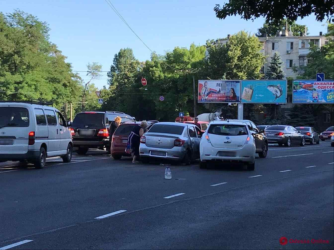 В Одессе на Среднефонтанской из-за ДТП образовалась пробка