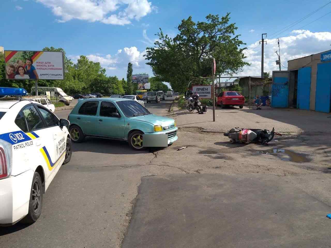В Одессе столкнулись мопед и иномарка, есть пострадавшие