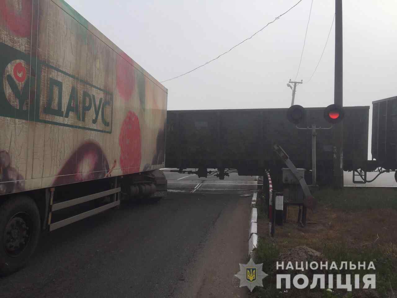 В Одесской области водитель грузовика из-за неисправных тормозов врезался в локомотив. Фото