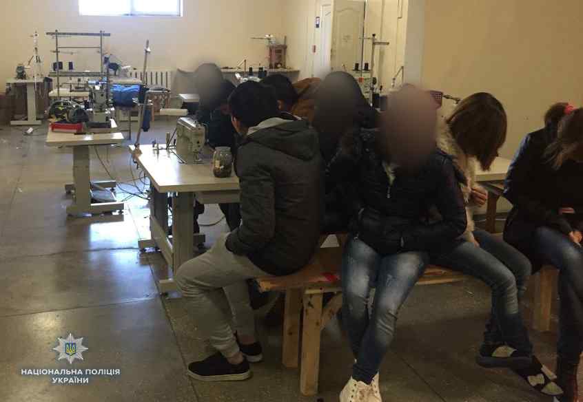 В Одесской области задержали 15 нелегалов из Азии, которые подпольно шили брендовую одежду. Фото, видео