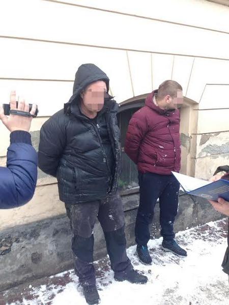 Во Львове оперативники СБУ задержали своего «коллегу», склонявшего людей к участию в контрабанде наркотиков (фото)