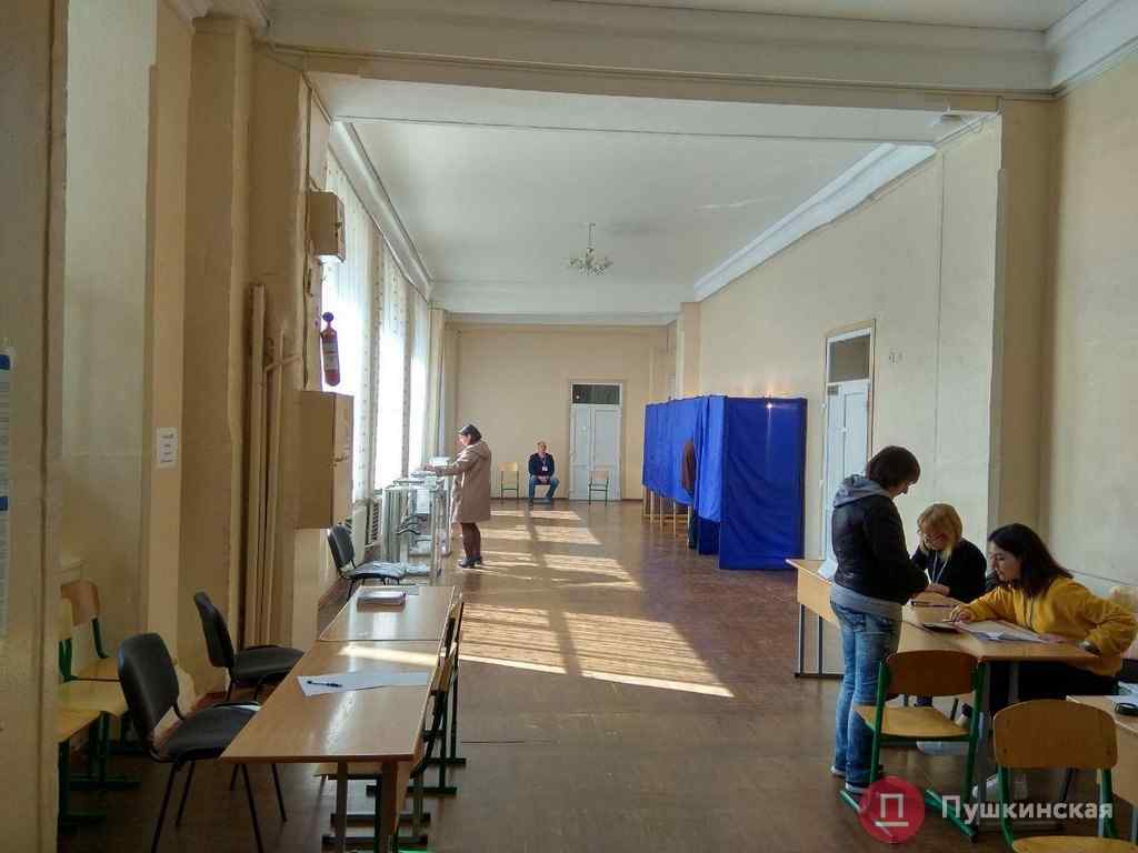 Выборы в Одессе: мужчина хотел унести бюллетень с собой и загремел в полицию