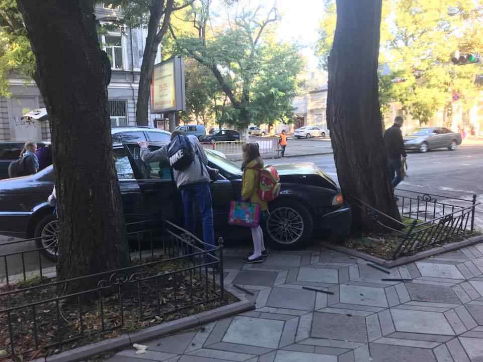 Женщина на «евробляхах» врезалась в дерево в центре Одессы. Фото