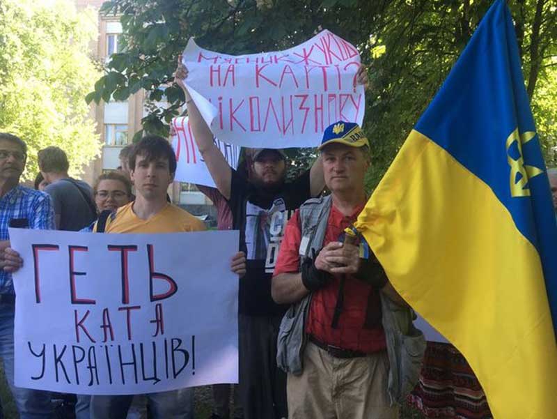 Акция с кирпичами: в Харькове прошел митинг против возвращения проспекту города имени Жукова