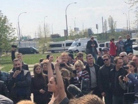 Активистка Femen устроила голый протест возле участка Зеленского (видео 18+)