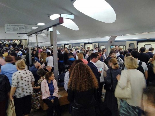 Авария в метро Москвы: три поезда вновь застряли в тоннеле (видео)