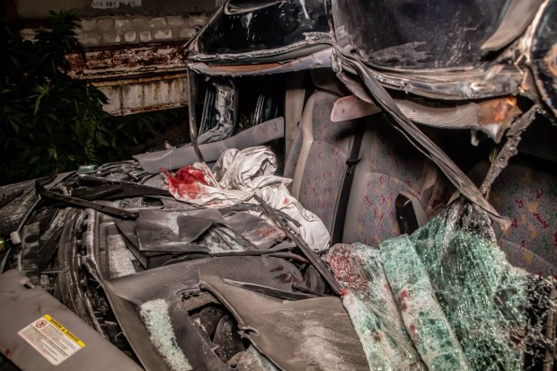 Авто влетіло в зупинку під Дніпром: пасажирів затиснуло у салоні – фото і відео