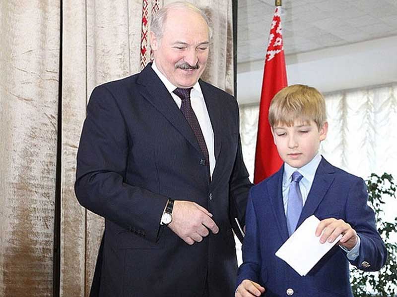 «Белорусский принц Уильям»: подросший сын Лукашенко поразил пользователей соцсетей (фото)
