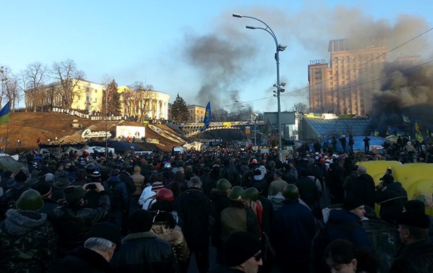 Беркут оттеснил митингующих от Октябрьского дворца