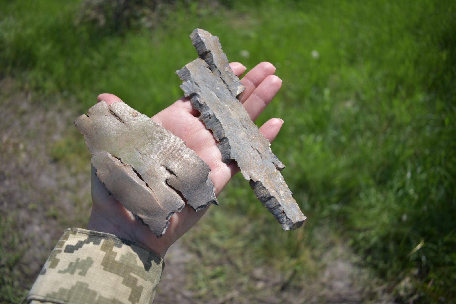 Боевики «ЛНР» из тяжелой артиллерии обстреляли жилые дома в Золотом: опубликованы жуткие фото последствий