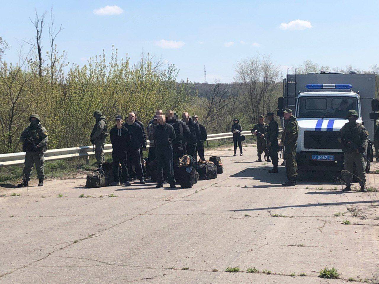 Боевики «ЛНР» передали украинской стороне еще 60 заключенных (фото)