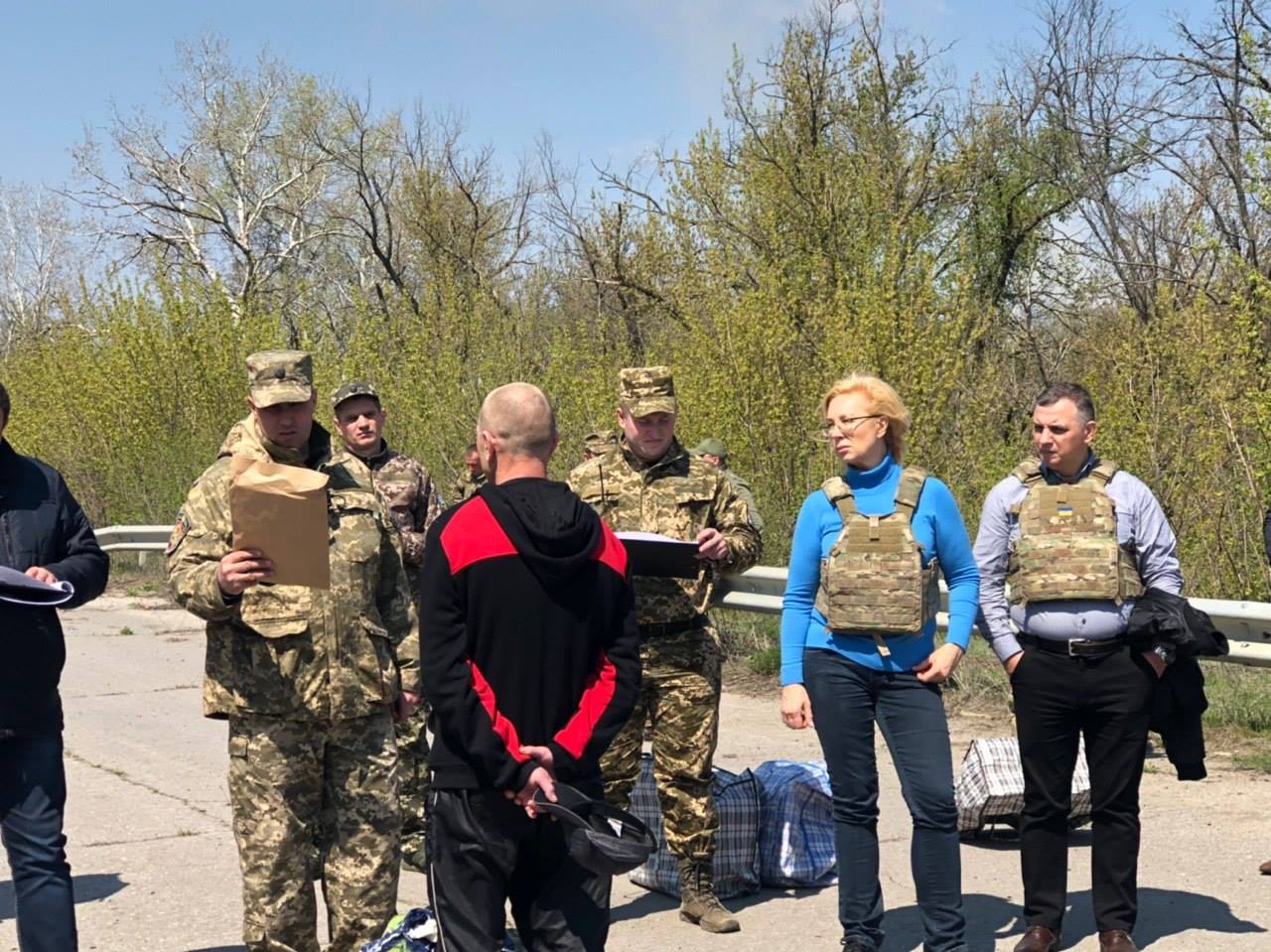 Боевики «ЛНР» передали украинской стороне еще 60 заключенных (фото)