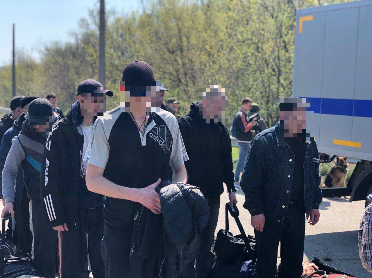 Боевики «ЛНР» передали украинской стороне еще 60 заключенных (фото)