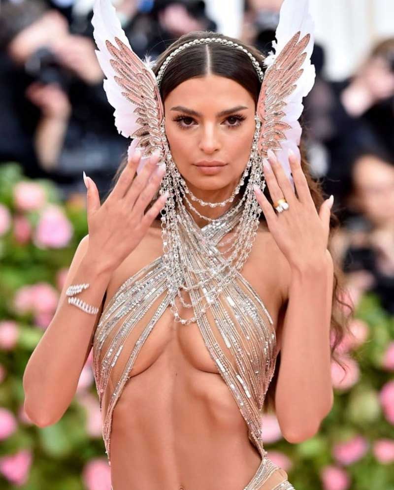 Богиня эльфов: голая и горячая Ратаковски «зажгла» на церемонии Met Gala