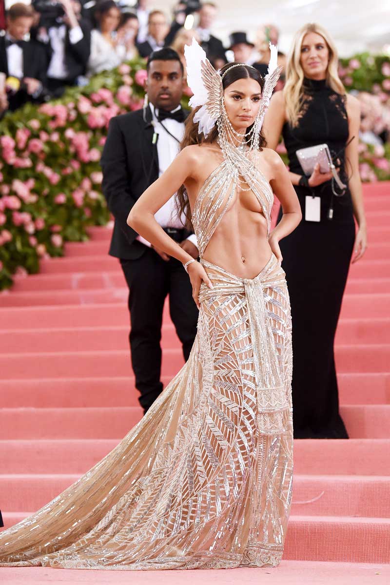 Богиня эльфов: голая и горячая Ратаковски «зажгла» на церемонии Met Gala