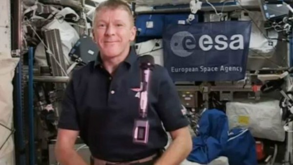Британский космонавт вывесил флаг Стока на МКС