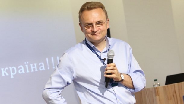 Чья политика ближе Зеленскому: Садовый передал президенту портреты Черчилля и Чемберлена