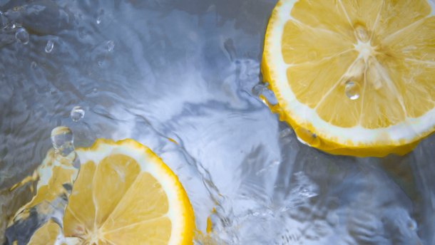 Чи справді вода з лимоном вранці така чудодійна