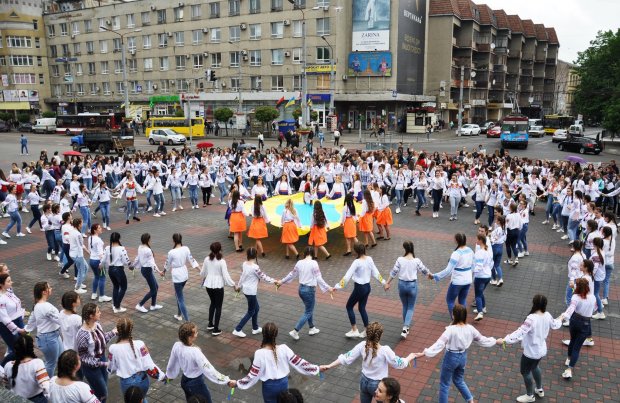 День вишиванки: як святкують українці в різних містах – неймовірні фото та відео