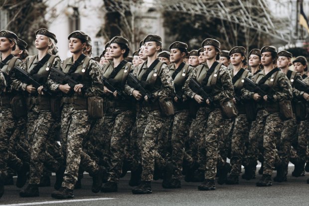 Девушкам разрешили вступать в военные лицеи: генерал озвучил свою позицию