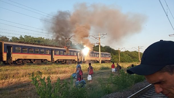 Электричка загорелась под Днепром: люди на ходу выпрыгивали из вагонов