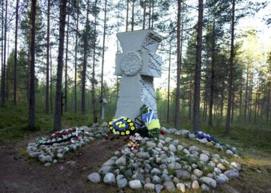 Если заключенный догадывался, что приговорен к смерти, и поднимал шум, чекист бил его деревянной дубинкой по голове
