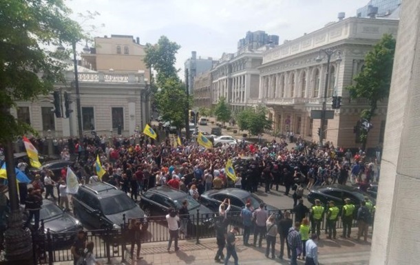 Евробляхеры устроили стычки с полицией под Радой