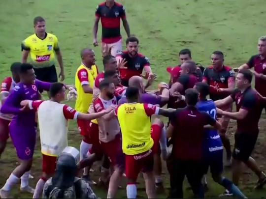Футбольный матч в Бразилии завершился массовым побоищем (видео)